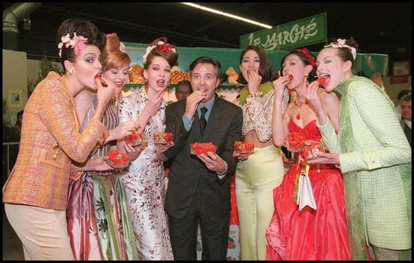 Olivier Lapidus et des mannequins au Salon de l'Agriculture, où le couturier présente sa collection de robes à base de fibres végétales, le 25 février 1997.