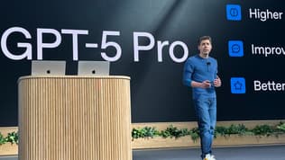 Sam Altman, le patron d'OpenAI, sur scène lors de la conférence annuelle des développeurs.