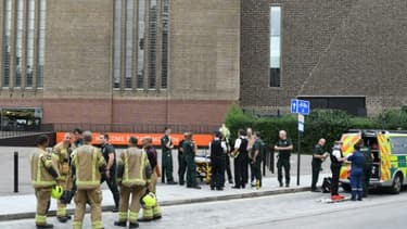 Secours et forces de l'ordre devant le musée Tate Modern de Londres, le 4 août 2019, après l'arrestation d'un adolescent soupçonné d'avoir poussé un garçon de six ans du haut d'une plateforme d'observation du bâtiment
