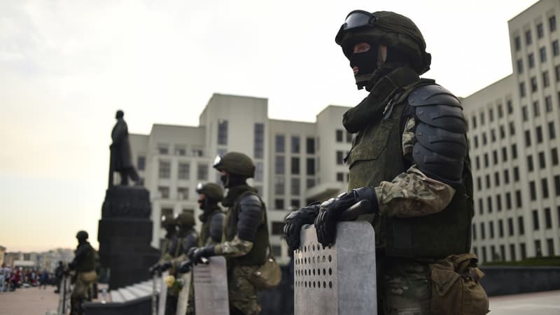 La police biélorusse lors d'une manifestation le 14 août 2020