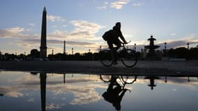 Un cycliste place de la Concorde, à Paris en 2015.