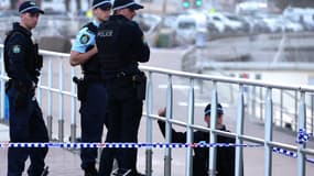 La police patrouille à Bondi Beach alors qu'elle enquête sur les lieux d'une fusillade à Sydney, le 15 décembre 2025.