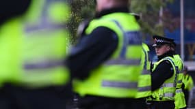 Des policiers à l'entrée du siège de la BBC, à Manchester, dans le nord de l'Angleterre, le 1er octobre 2023. 