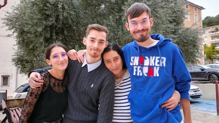 Hugo, sa petite amie, sa mère Lydie et son frère Enzo Hernandez (de gauche à droite). Hugo, sa petite amie, sa mère Lydie et son frère Enzo Hernandez (de gauche à droite).
