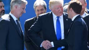 Donald Trump et Emmanuel Macron échangent une poignée de main au sommet de l'Otan à Bruxelles le 25 mai 2017.
