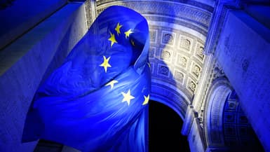 Le drapeau européen flotte sous l'arc de Triomphe, éclairé aux couleurs de l'Europe, samedi 1er janvier 2022.