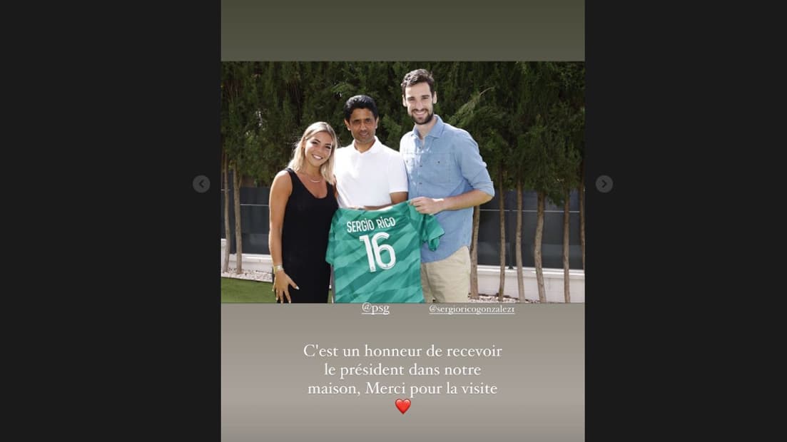 Sergio Rico aux côtés de sa compagne Alba Silva et du président du PSG Nasser Al-Khelaïfi 