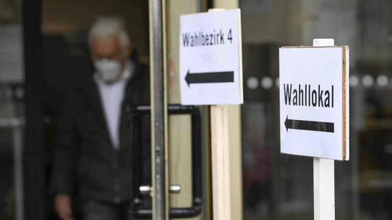 Un Allemand en train de sortir d'un bureau de vote à Ludwigsbourg dans le sud de l'Allemagne.