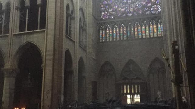 EN VIDÉO - Incendie à Notre-Dame de Paris: les premières images de l'intérieur de la cathédrale
