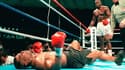 Mike Tyson (à terre) ne se relèvera pas, James "Buster" Douglas signe une des plus grandes surprises de l'histoire du sport