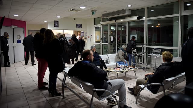 Des patients attendent aux urgences d'un hôpital.