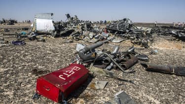 Des débris de l'avion qui s'est disloqué en plein vol, samedi, au-dessus du Sinaï.