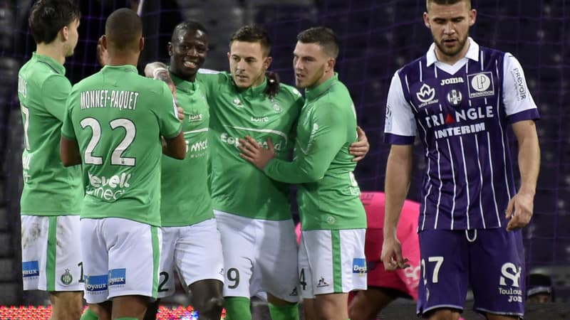 Nolan Roux, auteur d'un doublé sur penalty, a permis à Saint-Etienne de dominer largement Toulouse (0-3).
