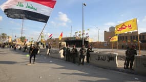 Des forces de sécurité irakiennes devenant l'ambassade américaine à Bagdad, le 1er janvier 2020.