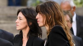Charlotte Gainsbourg et Lou Doillon le 24 juillet 2023 devant l'église Saint-Roch, à Paris, quelques instants avant les obsèques de leur mère Jane Birkin