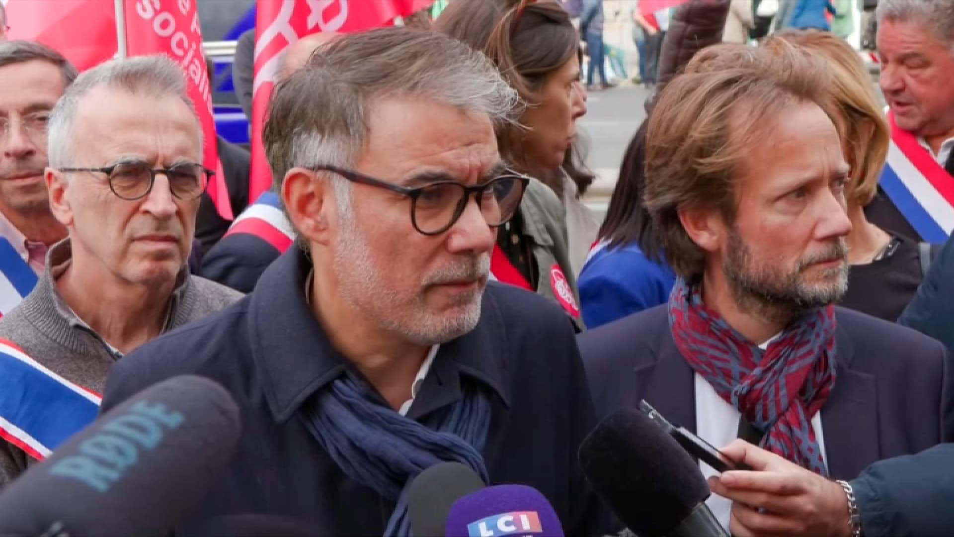 "PS COLLABO", "FAURE DÉGAGE"... LES SOCIALISTES HUÉS ET PRIS À PARTIE AU DÉBUT DE LA MANIFESTATION DU 2 OCTOBRE À PARIS