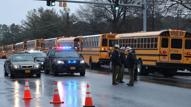 Des bus scolaires sont alignés devant le lycée de Great Mills, dans le Maryland, le 20 mars 2018.