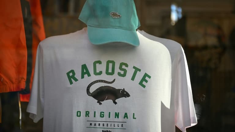 Un t-shirt et une casquette avec des rats en logo, dans un magasin du centre de Marseille le 10 octobre 2024 Un t-shirt et une casquette avec des rats en logo, dans un magasin du centre de Marseille le 10 octobre 2024
