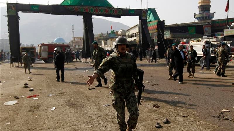 Militaires afghans près du sanctuaire chiite à Kaboul où un kamikaze s'est fait exploser. L'attentat a fait au moins 48 morts. /Photo prise le 6 décembre 2011/REUTERS/Omar Sobhani