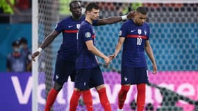 Kylian Mbappé réconforté après son raté lors de France-Suisse à l'Euro