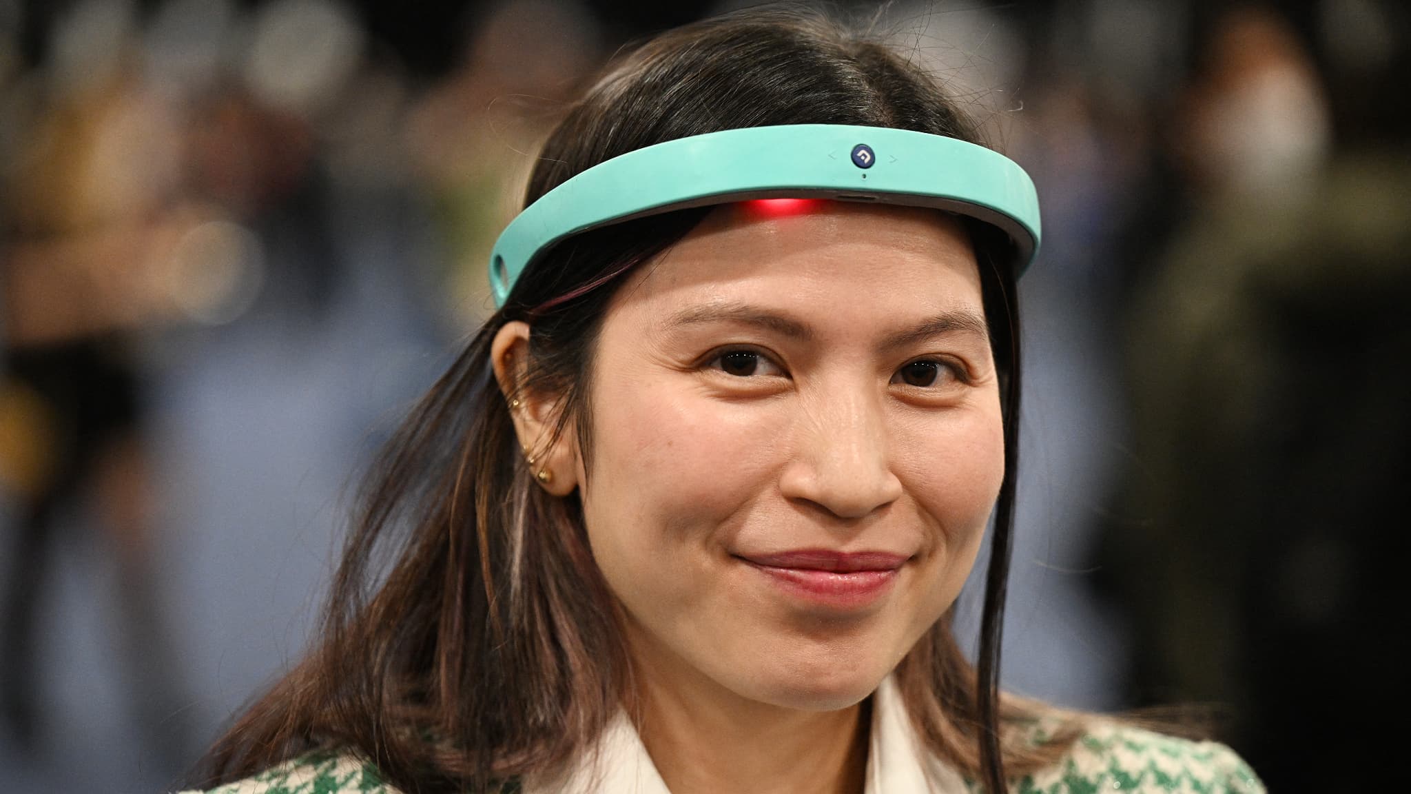 Le bandeau à porter sur la tête BrainBand permet d'améliorer le sommeil à l'aide de l'intelligence artificielle.