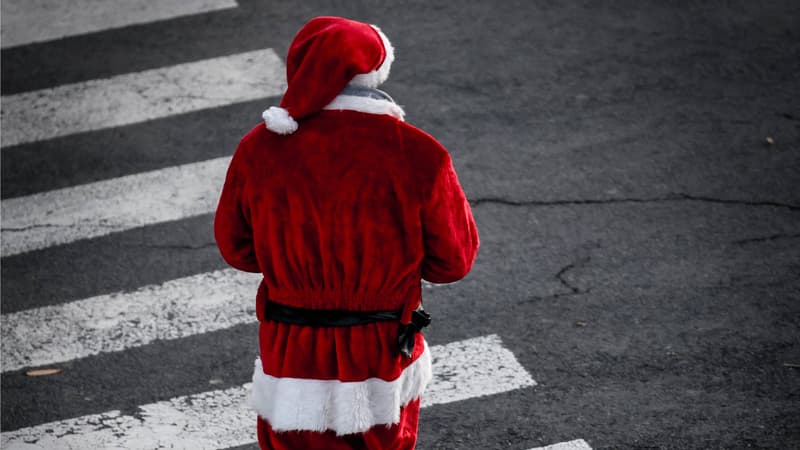 Un homme déguisé en père Noël à Bordeaux (Gironde), le 10 décembre 2022.