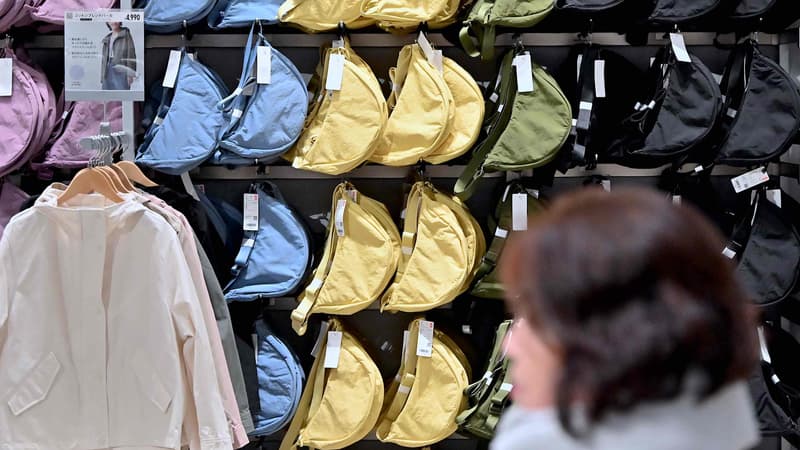 Abordable et pratique... Comment le sac bandoulière d'Uniqlo à moins de 15 euros s'est imposé dans le monde