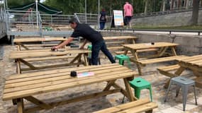 Le responsable du Café Oz - Australian Bar de Lyon installe ses terrasses, le 13 juillet 2024.