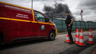 Un camion de pompier passant un barrage à proximité de l'incendie de l'usine Lubrizol, le 26 septembre à Rouen