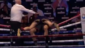 Ben Whittaker et Liam Cameron sont passés par-dessus la corde, lors de leur combat.