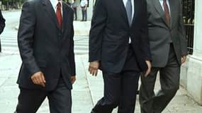 Le Premier ministre grec George Papandréou (au centre) accompagné par son conseiller, Nikos Ziogas (à gauche) et le secrétaire général du Conseil national du Pasok, à leur arrivée pour un entretien avec le président grec Karolos Papoulias, à Athènes. Geor