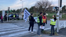 Des salariés sont mobilisés à Nice le 30 mars 2023, près de Sophia Antipolis, contre la réforme des retraites. 