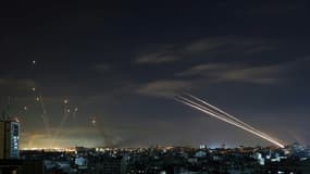 Le bouclier antimissiles "Dôme de Fer" d'Israël (g) intercepte des roquettes tirées par le Hamas depuis Gaza en direction de l'Etat hébreu, le 16 mai 2021