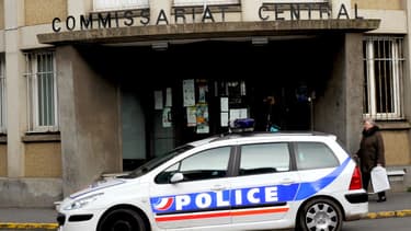 Voiture de police garée devant le commissariat central de Boulogne- sur-Mer,le 2 mars 2011.