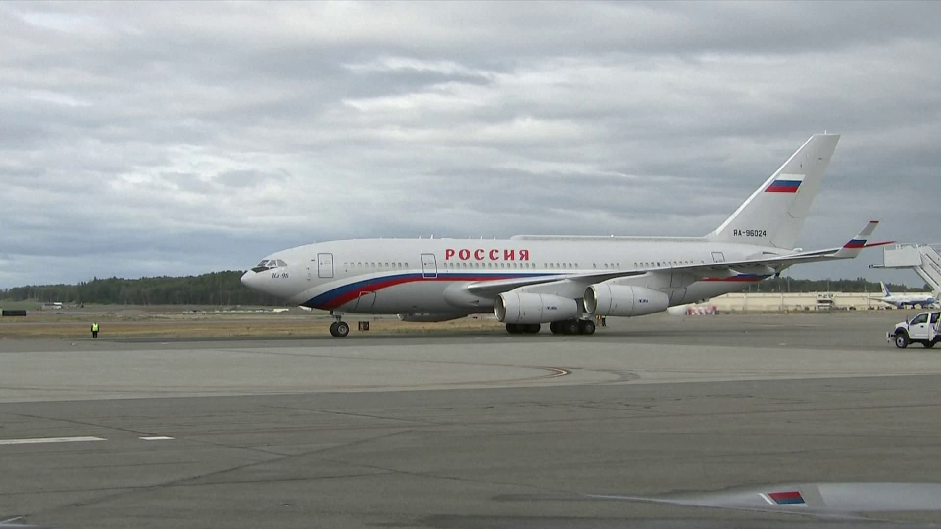 RENCONTRE TRUMP-POUTINE: EN ALASKA, LES RUSSES ONT DÛ PAYER LE PLEIN DE CARBURANT DE LEURS AVIONS EN ESPÈCES… À CAUSE DES SANCTIONS AMÉRICAINES