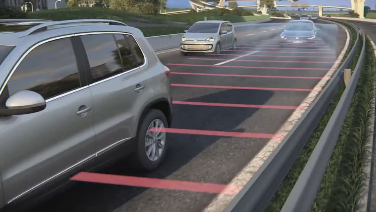 Dans les bouchons, l'assistant peut prendre la main sur l'accélération et le freinage.
