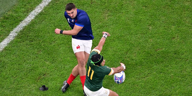 La tentative de transformation de Thomas Ramos contrée par Cheslin Kolbe lors du quart de finale de la Coupe du monde France-Afrique du Sud (28-29), le 15 octobre 2023