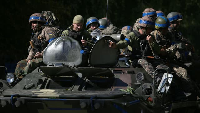 Soldats ukrainiens sur un char près de Donetsk, en Ukraine, le 21 septembre 2022