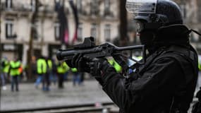 Un policier armé d'un LBD.