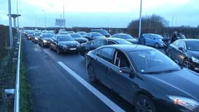 Les VTC bloquent les accès à l'aéroport de Roissy. 
