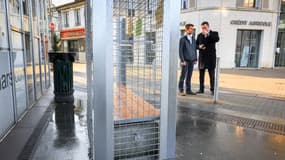 Le grillage autour des neufs bancs publics condamnés a été retiré jeudi soir pour des questions de sécurité.