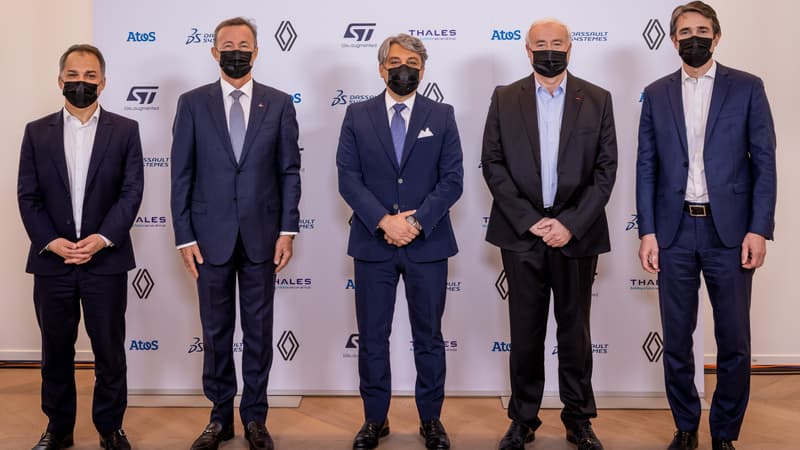 Atos, Dassault Systèmes, STMicroelectronics et Thales autour du DG de Renault Luca De Meo ce vendredi à Paris pour détailler leur nouvelle alliance dans la recherche sur la mobilité.