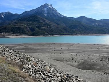 Le lac de Serre-Poncon, près d'Embrun dans les Hautes-Alpes, à un niveau très bas le 16 mars 2023.