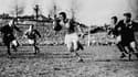 Le 3e ligne français François Moncla (C) tente une percée, sous le regard des joueurs de Auckland, lors du test-match contre Auckland, le 24 juillet 1961 à Auckland 