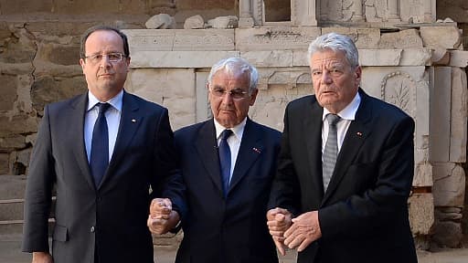 Le président français François Hollande et son homologue allemand Joachim Gauck entourent le survivant Robert Hébras, le 4 septembre dernier, dans l'église d'Oradour-sur-Glane.