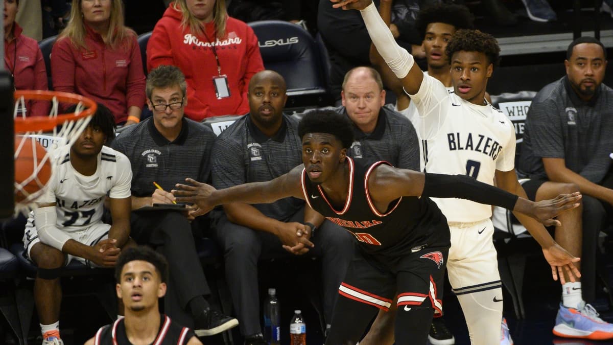 Bronny James (en blanc) rentre un tir lors d'un match de Sierra Canyon sur le parquet des Minnesota Timberwolves en janvier 2020 Bronny James (en blanc) rentre un tir lors d'un match de Sierra Canyon sur le parquet des Minnesota Timberwolves en janvier 2020