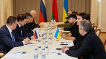 Les délégations ukrainienne et russe en Biélorussie le 28 février 2022.
