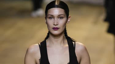 Bella Hadid à la Fashion Week de Paris en 2017