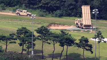 L'installation d'un bouclier antimissiles américain Thaad (c) sur un ancien terrain de golf, le 26 septembre 2017 à Seongju, en Corée du Sud