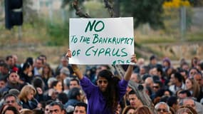 Manifestation d'employés de banque devant le ministère des Finances à Nicosie. Selon le gouvernement chypriote, les négociations entre Chypre et la 'troïka' des bailleurs de fonds internationaux sont à un "stade très délicat" et continueront dimanche à Br